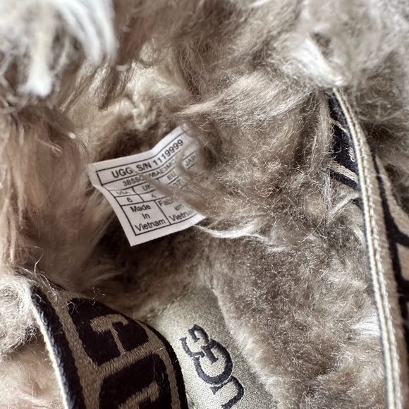 UGG Women's Fluff Sugar Burnt Olive Sandal - Picture 15 of 16